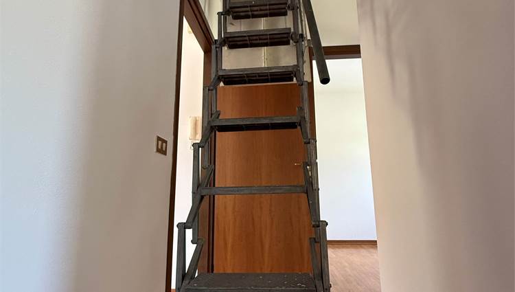 Scala retrattile di accesso al sottotetto